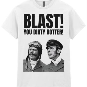 Könnte beinhalten: Ein weißes kurzärmeliges T-Shirt mit einem schwarzen Grafikdruck von zwei Männern in historischer Militärkleidung. Der Text "BLAST! YOU DIRTY ROTTER!" ist in fetten schwarzen Großbuchstaben über der Abbildung der beiden Figuren gedruckt.