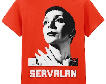 Op de afbeelding: Een felrood t-shirt met een zwart-wit portret van een vrouw. De naam "SERVALAN" is in witte blokletters eronder gedrukt. Het t-shirt is gemaakt van een zacht materiaal.