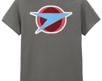 Op de afbeelding: Een grijs t-shirt met een grafisch ontwerp. Het ontwerp bevat een lichtblauwe bliksemvorm over een rode cirkel, omlijnd in wit, gecentreerd op de borst. Het t-shirt is gemaakt van een zacht materiaal.
