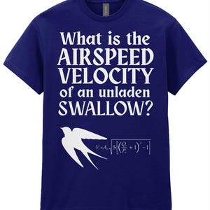 Può includere: Una t-shirt blu scuro a maniche corte con testo bianco che recita "What is the AIRSPEED VELOCITY of an unladen SWALLOW?" sopra una sagoma bianca di un uccello e una complessa equazione matematica con variabili e radici quadrate.