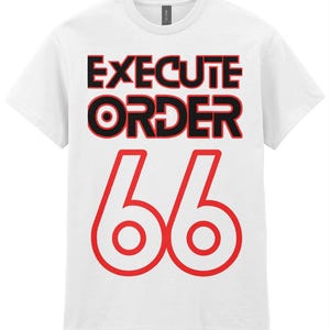 Puede incluir: Camiseta blanca con la frase "EXECUTE ORDER 66" impresa en negro y rojo. El texto está centrado en la parte delantera. La camiseta es de cuello redondo.