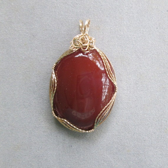 Red Carnelian Pendant in 14K Gold 