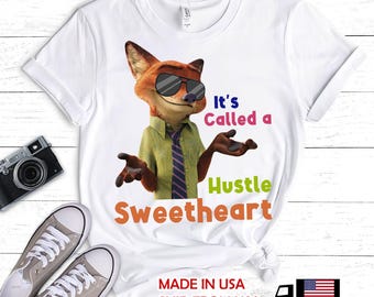 ズートピア ニック・ワイルド「It's Called a Hustle Sweetheart」Tシャツ（メンズ＆レディースサイズ）
