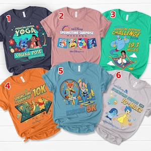 Könnte beinhalten: Sechs farbenfrohe T-Shirts mit verschiedenen Disney-Motiven. Designs beinhalten Charaktere aus Lilo & Stitch, Aladdin und Winnie Puuh, zusammen mit Texten, die sich auf ein Springtime Surprise-Event beziehen. Die Shirts sind in Marine, Rosa, Grün, Orange, Blau und Grau.