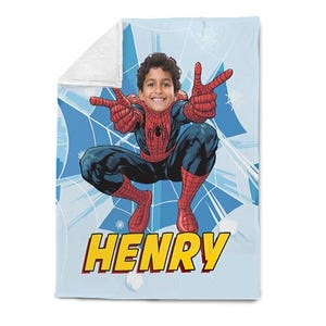 Op de afbeelding: Een lichtblauwe deken met een gepersonaliseerd Spider-Man-ontwerp. De deken heeft een witte sherpa fleece achterkant. Het ontwerp bevat het gezicht van een kind ge&iuml;ntegreerd in het Spider-Man-kostuum, met de naam "HENRY" in gele en rode blokletters.