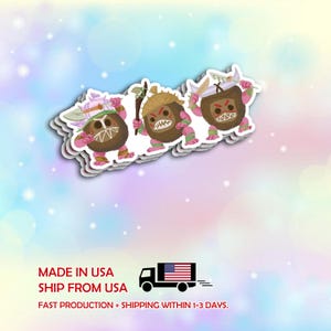 Op de afbeelding: Een stickervel met drie cartoon kokosnootkarakters met boze uitdrukkingen. Elk personage heeft een unieke hoofdtooi en houdt een wapen vast. Het stickervel heeft een witte rand en is geplaatst tegen een pastelkleurige achtergrond.