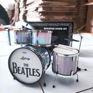 Miniatuur drumstel schaal 1/12 exclusief muziekinstrument display cadeau willekeurig model