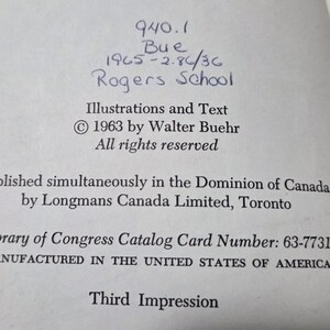 Puede incluir: Primer plano de una p&aacute;gina de libro con texto impreso y notas manuscritas. El texto incluye el t&iacute;tulo "Illustrations and Text" y la informaci&oacute;n de copyright de 1963 por Walter Buehr. Las notas manuscritas incluyen "940.1 Bue" y "Rogers School".