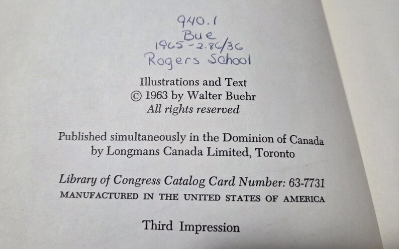 Puede incluir: Primer plano de una p&aacute;gina de libro con texto impreso y notas manuscritas. El texto incluye el t&iacute;tulo "Illustrations and Text" y la informaci&oacute;n de copyright de 1963 por Walter Buehr. Las notas manuscritas incluyen "940.1 Bue" y "Rogers School".
