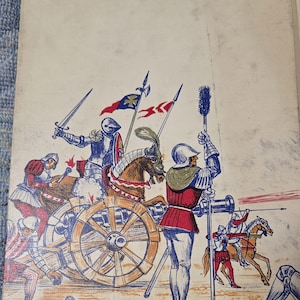 Puede incluir: Ilustraci&oacute;n de portada de libro vintage que representa una escena de batalla medieval. Caballeros con armadura a caballo y soldados de infanter&iacute;a est&aacute;n involucrados en el combate. La obra de arte presenta una paleta de colores rojo, azul y marr&oacute;n, con el texto "PUTNAM GUARANTEED BINDING".