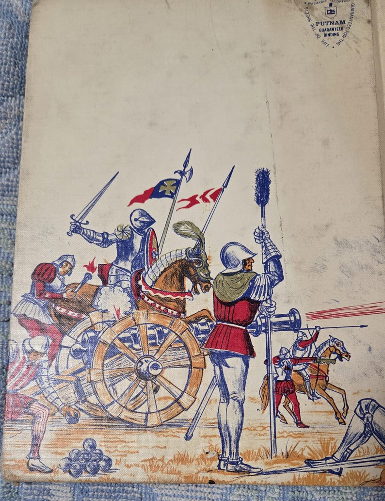 Puede incluir: Ilustraci&oacute;n de portada de libro vintage que representa una escena de batalla medieval. Caballeros con armadura a caballo y soldados de infanter&iacute;a est&aacute;n involucrados en el combate. La obra de arte presenta una paleta de colores rojo, azul y marr&oacute;n, con el texto "PUTNAM GUARANTEED BINDING".
