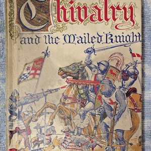 Puede incluir: Una portada de libro antiguo titulada "Chivalry and the Mailed Knight" de Walter Buehr. La ilustraci&oacute;n muestra caballeros con armaduras a caballo, luchando con espadas y ballestas. El t&iacute;tulo est&aacute; en rojo y azul, con adornos.