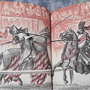 Puede incluir: Ilustraci&oacute;n de un libro abierto que representa un torneo medieval. Dos caballeros a caballo, con armadura, se cargan el uno al otro con lanzas. La escena est&aacute; representada en blanco y negro con detalles en rojo, incluyendo espectadores y elementos decorativos.
