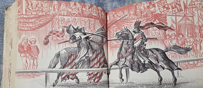 Puede incluir: Ilustraci&oacute;n de un libro abierto que representa un torneo medieval. Dos caballeros a caballo, con armadura, se cargan el uno al otro con lanzas. La escena est&aacute; representada en blanco y negro con detalles en rojo, incluyendo espectadores y elementos decorativos.