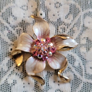 The classic sakura brooch