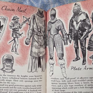Puede incluir: Una ilustraci&oacute;n de un libro que representa armaduras medievales. La imagen muestra cota de malla y armadura de placas, con figuras en varias poses. El texto en la p&aacute;gina dice "Chain Mail" y "Plate Armor."