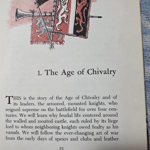 Puede incluir: Ilustraci&oacute;n de una p&aacute;gina de libro titulada "La Edad de la Caballer&iacute;a". La imagen incluye un dibujo de una trompeta, banderas con s&iacute;mbolos her&aacute;ldicos y texto que describe la &eacute;poca de los caballeros y la vida feudal.