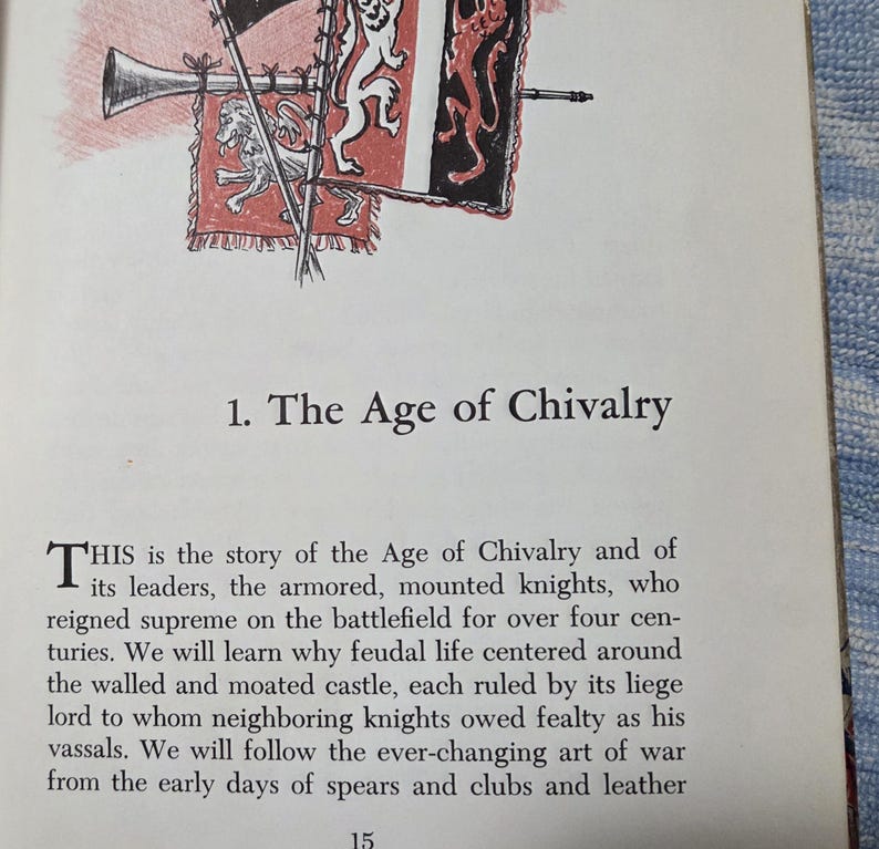 Puede incluir: Ilustraci&oacute;n de una p&aacute;gina de libro titulada "La Edad de la Caballer&iacute;a". La imagen incluye un dibujo de una trompeta, banderas con s&iacute;mbolos her&aacute;ldicos y texto que describe la &eacute;poca de los caballeros y la vida feudal.