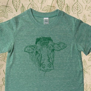 Chemise pour enfants biologiques Youth Toddler Cow Be Kind Dairy Cow TShirt Top Tee Boy or Girl Made in the USA Organic Farm Tshirt Gift Friendly Vert