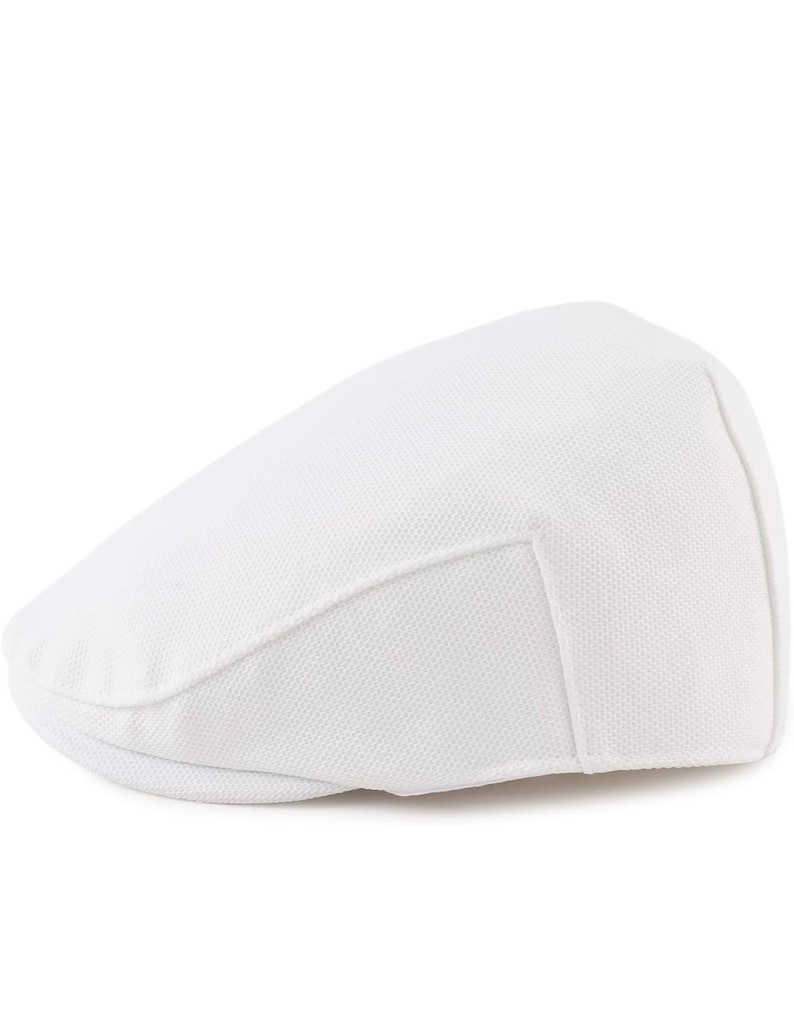 K&ouml;nnte beinhalten: Eine wei&szlig;e Flatcap aus strukturiertem Stoff. Die Kappe hat eine abgerundete Krone und einen kleinen, steifen Schirm. Die Kappe ist einfarbig wei&szlig; und scheint aus atmungsaktivem Material zu sein, das f&uuml;r warmes Wetter geeignet ist.