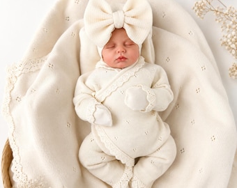Conjunto para bebê menina cor marfim, em malha de algodão orgânico, ideal para a saída da maternidade. Perfeito para presentear.