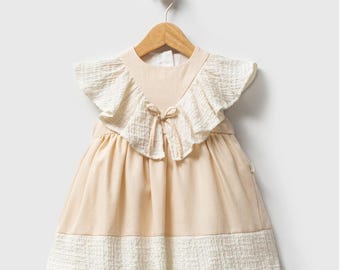 Baby-Kleid aus Bio-Baumwolle: Cremefarbene Rüschenärmel, Strukturband