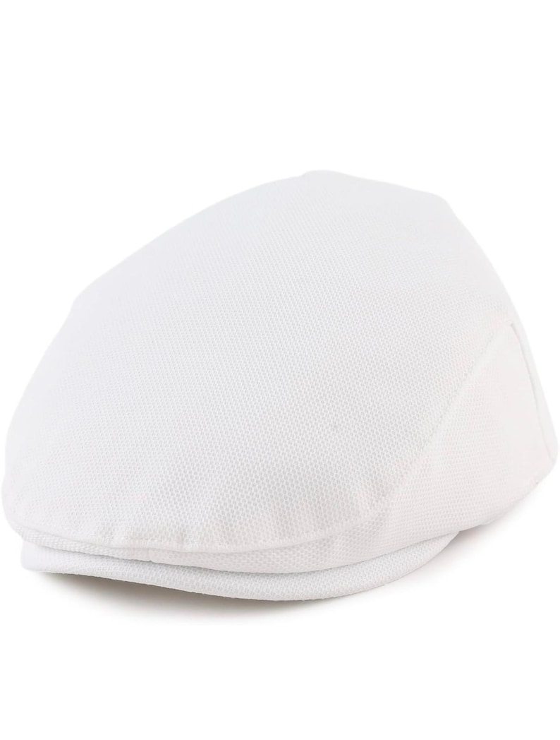K&ouml;nnte beinhalten: Eine wei&szlig;e Flatcap aus strukturiertem Stoff. Die Kappe hat eine runde Krone und einen kleinen, steifen Schirm. Die Kappe ist einfarbig wei&szlig;, wahrscheinlich aus Baumwolle oder einem &auml;hnlichen Material, und ist ein klassischer Stil.