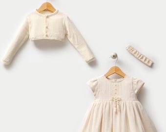 Cremefarbenes Musselin Babykleid Set: Vintage Strickjacke & Stirnband