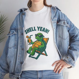 Shell Yes Schildkröte-T-Stück, entspannte Strandvibes, Sommer-Baumwollhemd