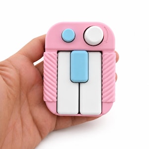 Mini Piano Fidget Keychain – 5-Action Keyboard Clicker with Spinner Knob, Music Lover Gift