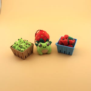 Erdbeerfrosch-Fidget-Clicker-Schlüsselanhänger, Kawaii-Beerenkorb, niedliches Schreibtischspielzeug