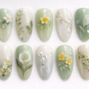 Uñas postizas con estampado floral verde salvia, set de uñas botánicas de primavera, diseño de gotas de rocío con flores de lirio cala, uñas almendradas hechas a mano.