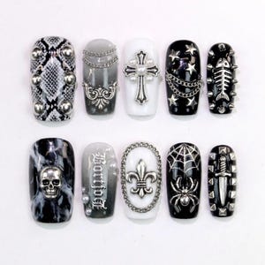 Puede incluir: Un juego de tres tazas de cerámica con un acabado mate moteado. Las tazas son de color crema, gris claro y gris oscuro. Cada taza tiene un diseño simple y minimalista y un asa redondeada.