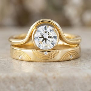 Curved Shank Solitaire Engagement Ring Set, Round Cut Moissanite Diamond Wedding Ring Set, Unique Bridal Jewelry, Anniversary Gift For Her