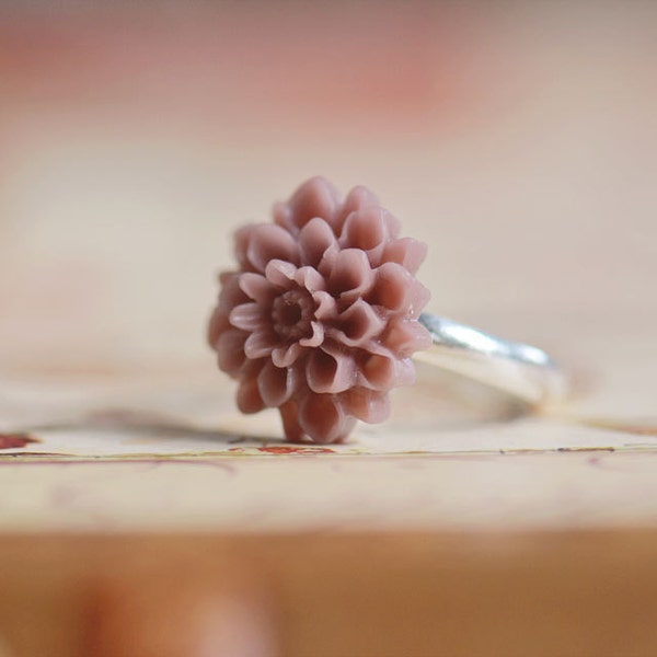 Diantha Silver Dahlia Ring (Dusty Lavender)