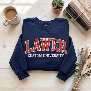 Peut inclure: Panneau en bois fait à la main avec l'inscription "Welcome to our home" dans un style manuscrit. Le panneau est peint en blanc avec des lettres noires et une finition vieillie, parfait pour la décoration intérieure.