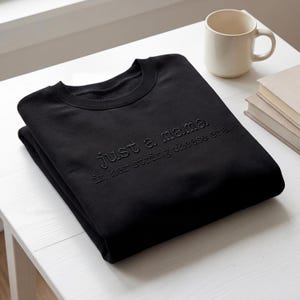 Broderad Just A Mama In Her String-tröja från Cheese Era, trendig mammatröja, mors dag-present