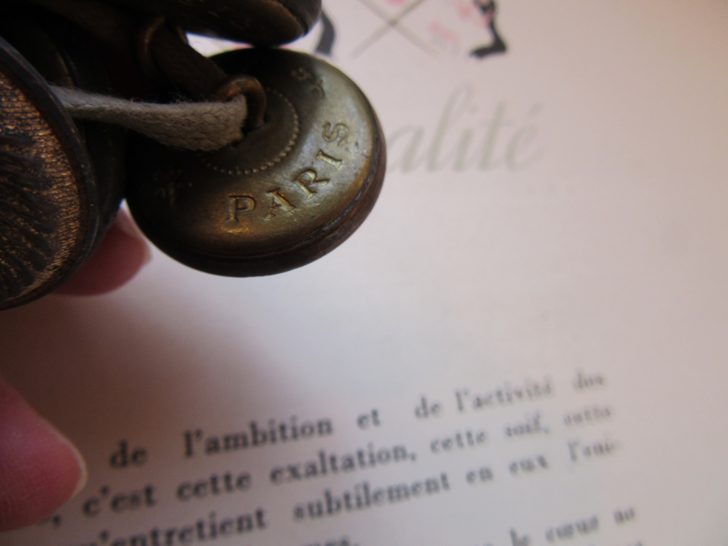 4 Boutons Anciens En Laiton – Dont Un Numéroté, Estampillé Paris – Parfaits Pour Artisanat Et Vêtements Vintage