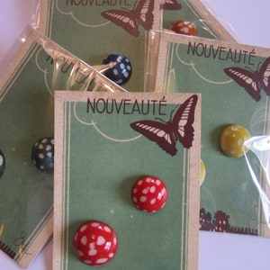 Botones de caseína francesa vintage - c. 1930s - Elija su color - Diseño único: ¡se ven como tapas de hongos!