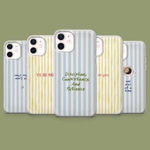Pode incluir: Cinco capas para smartphone com riscas verticais em azul claro ou amarelo. As capas exibem várias frases, incluindo "small steps every day :)", "YOU ARE MAGIC", "Discipline, Consistency, And Patience", "do you." e "one day at a time".