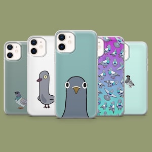 Op de afbeelding: Vijf telefoonhoesjes met duivenontwerpen. De hoesjes tonen verschillende duivenillustraties, waaronder cartoontekeningen en patronen op de achtergrond. De hoesjes zijn in tinten blauw, wit en grijs.