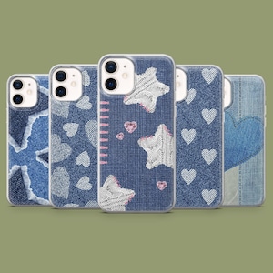 Può includere: Cinque custodie per telefono diverse con un design in denim. Ogni custodia presenta un diverso motivo di stelle e cuori, tutti in tessuto denim blu chiaro.