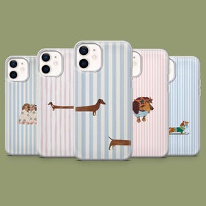 Può includere: Una collezione di custodie per telefoni con un motivo a righe verticali blu e rosa. Ogni custodia presenta una diversa illustrazione di un bassotto dei cartoni animati in varie pose e abiti. Le custodie sono progettate per uno smartphone.
