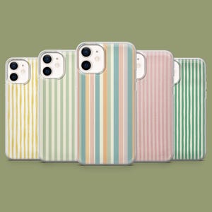 Puede incluir: Cinco fundas transparentes para teléfono con diferentes patrones de rayas. Las fundas son todas para el mismo modelo de teléfono y tienen una parte posterior transparente con un diseño de rayas coloridas. Las rayas son de varios colores, incluidos amarillo, verde, rosa, azul y blanco.