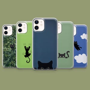 Może przedstawiać: Pięć różnych etui na telefon z wzorami czarnych kotów. Etui są przezroczyste i pokazują obiektywy aparatu telefonu. Wzory obejmują kota zaglądającego zza chmury, kota wiszącego na gałęzi, kota zaglądającego zza liścia, kota zaglądającego zza chmury i kota zaglądającego zza chmury.
