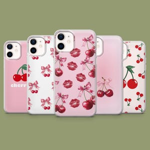 Op de afbeelding: Vier verschillende telefoonhoesjes met kersenontwerpen. De hoesjes zijn allemaal transparant en hebben een roze achtergrond. Eén hoesje heeft een witte achtergrond met kersen en roze strikken. Een ander hoesje heeft een roze achtergrond met kersen, roze strikken en rode lippen. Het derde hoesje heeft een roze achtergrond met kersen en roze strikken. Het vierde hoesje heeft een witte achtergrond met kersen en roze strikken. De tekst "cherry" is op een van de hoesjes gedrukt.