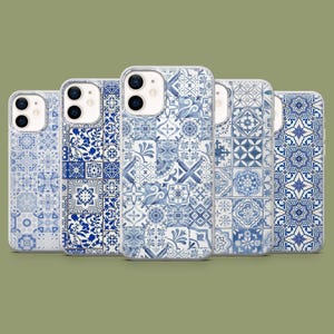 Può includere: Una collezione di cinque custodie per telefono con un motivo a piastrelle blu e bianche. Ogni custodia presenta un design diverso, con variazioni floreali, geometriche e astratte. Le custodie sono disposte in fila, mostrando la varietà dei motivi.