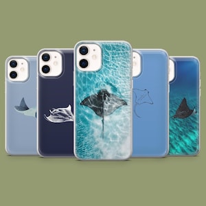 Könnte beinhalten: Satz mit fünf transparenten Handyhüllen mit verschiedenen Designs, die Mantarochen in Blau und Schwarz vor einem blauen Meereshintergrund zeigen.