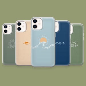 Könnte beinhalten: Fünf Handyhüllen mit minimalistischem Ozean-Thema. Jede Hülle hat ein anderes Design: eine Sonne und Wellen, eine Sonne über dem Horizont und eine Sonne mit Wellen. Die Hüllen sind in Grün-, Beige-, Blau- und Marineblautönen gehalten.
