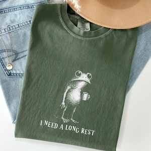 Jag behöver en lång vila Komfortfärger T-shirt, rolig meme-tröja sarkastisk t-shirt rolig groda-tröja rolig humor-tröja för kvinnor